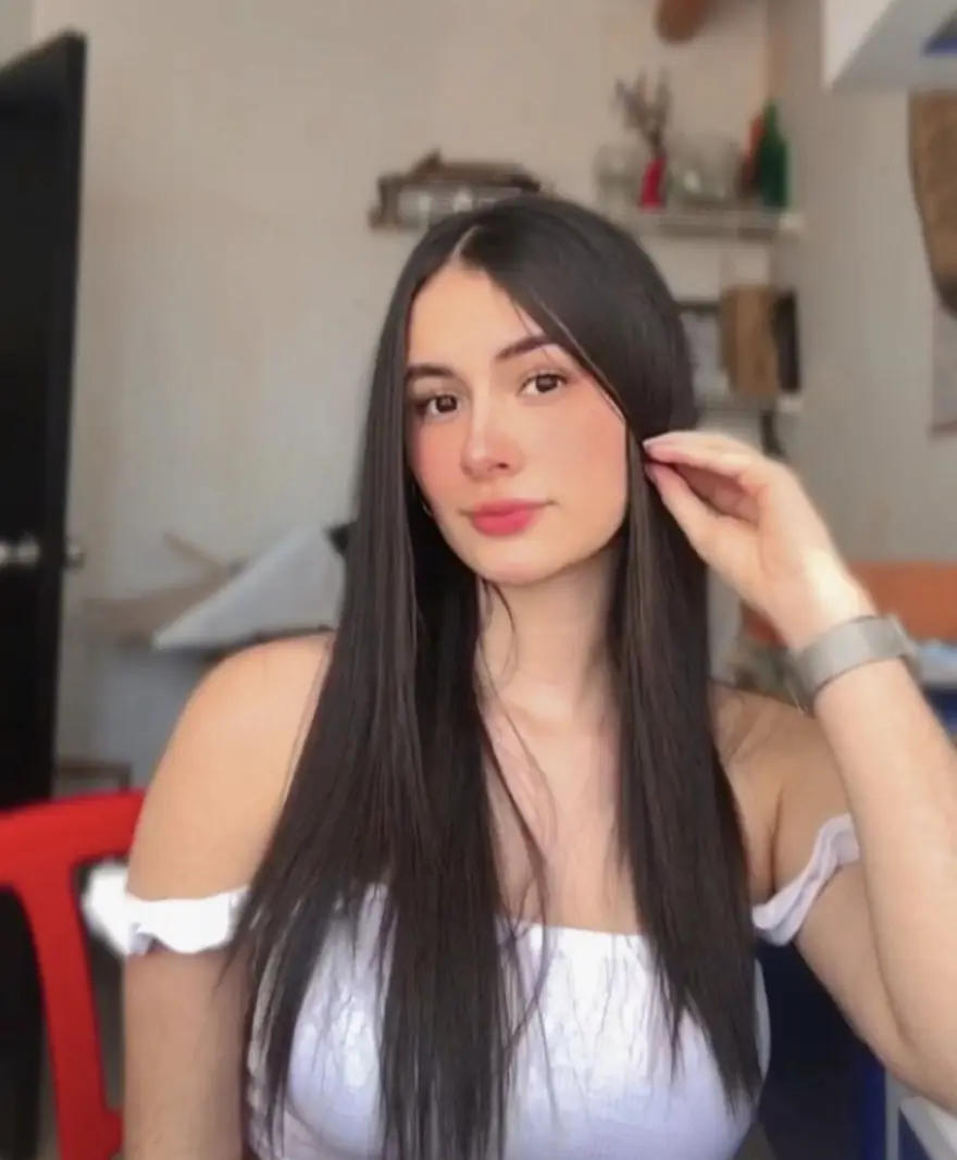 אליזבט — חשפנית לקלאסי ושמפניה בתל אביב וגוש דן